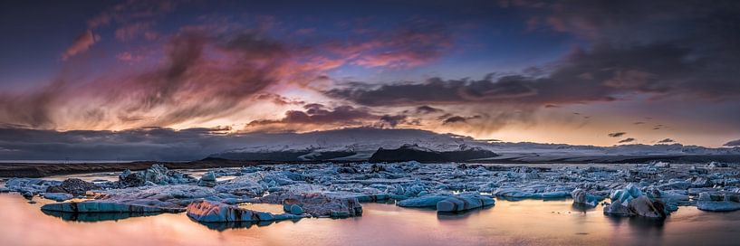 Lagune avec des icebergs sur un glacier en Islande. par Voss photographie
