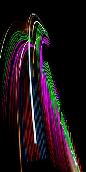 Lichtsporen in de nacht by Vione van Leeuwen