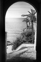 Plage de Nerja sur la Costa del Sol en noir et blanc