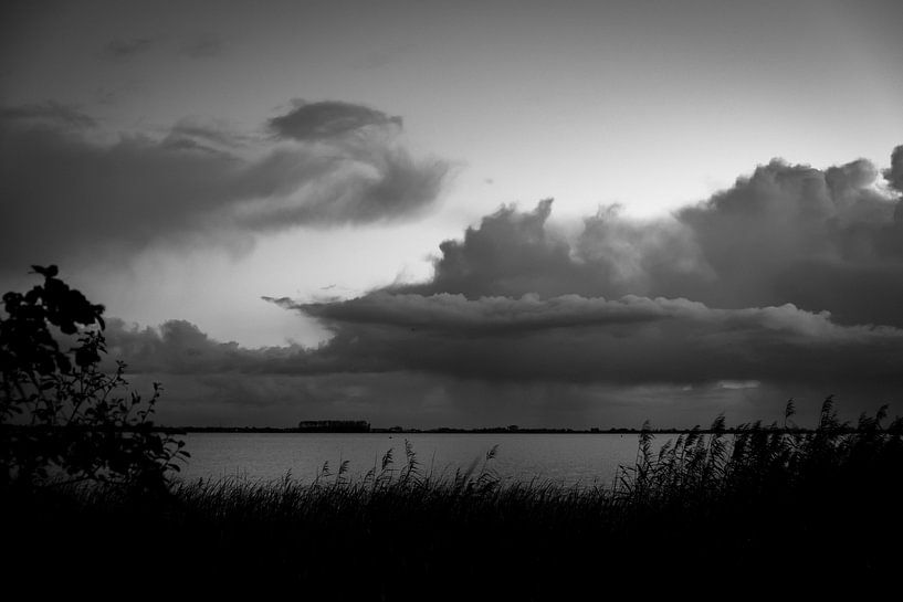 Wolkenlucht boven het Slotermeer by Peter Bouwknegt