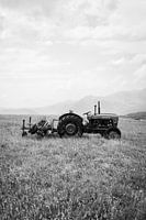 Alter Traktor in den Bergen