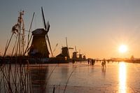 Mit Sonnenaufgang auf dem Schlittschuh am Kinderdijk