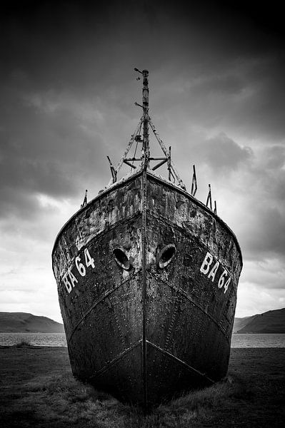 Gestrande boot in IJsland van Nick Van Goubergen