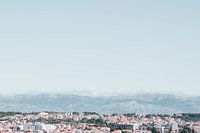 Blick auf Zadar mit Bergen im Hintergrund