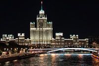 Le gratte-ciel de Kotelnitsjeskaja à Moscou la nuit