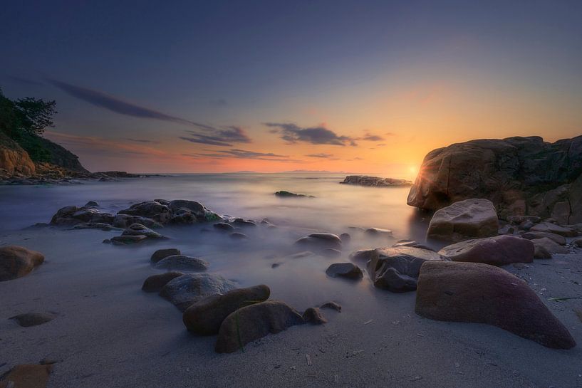 Der Strand Cala Violina in der Maremma bei Sonnenuntergang, Toskana. Mittelmeer von Stefano Orazzini