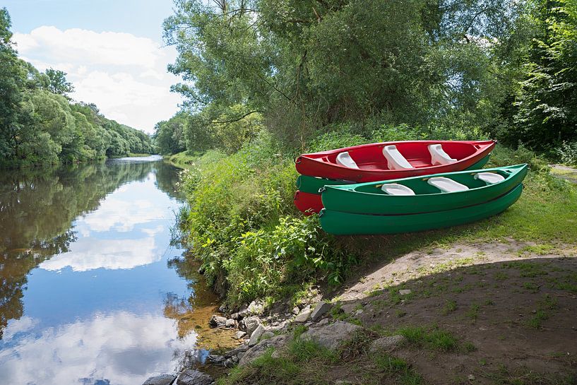 bunte Kanus am Schwarzen Regen, Fluss in Niederbayern. von SusaZoom