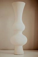 Stilleben mit sandfarbener Blasenvase