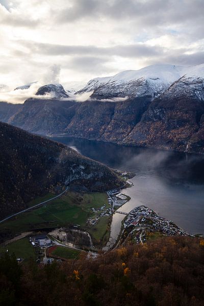 Wunderschöner Fjord in Norwegen mit weissen schneebedeckten Gipfeln von Geke Woudstra