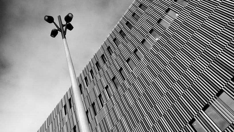 The Wall and the Streetlight. von M. van Oostrum