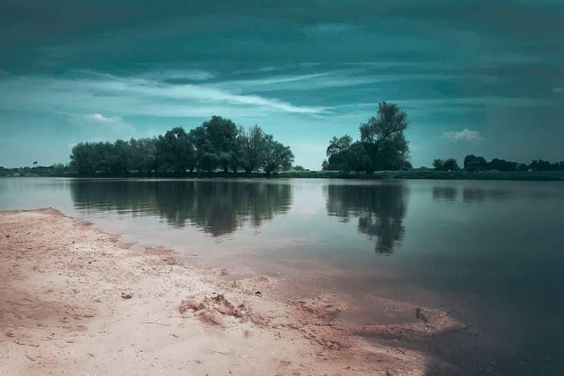 Flusslandschaft der Reflektionen: Nijmegen's natürliche Pracht von Elianne van Turennout