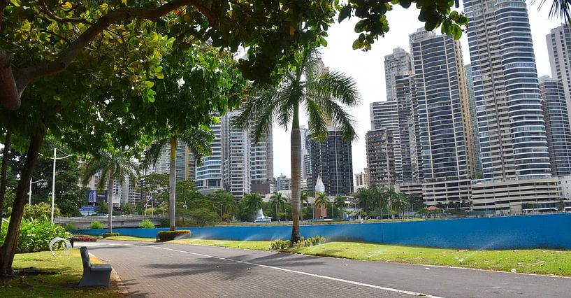 Die Promenade Cinta Costera an einem Sommermorgen von Claude Laprise