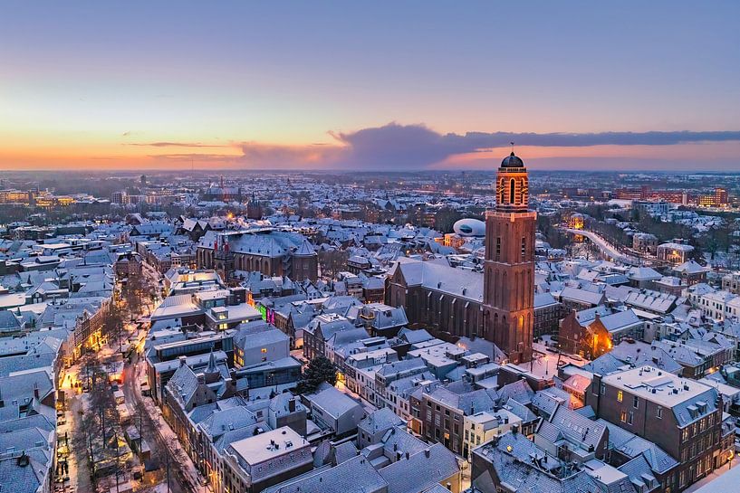 Tour de l'église Peperbus de Zwolle lors d'un lever de soleil hivernal froid par Sjoerd van der Wal Photographie