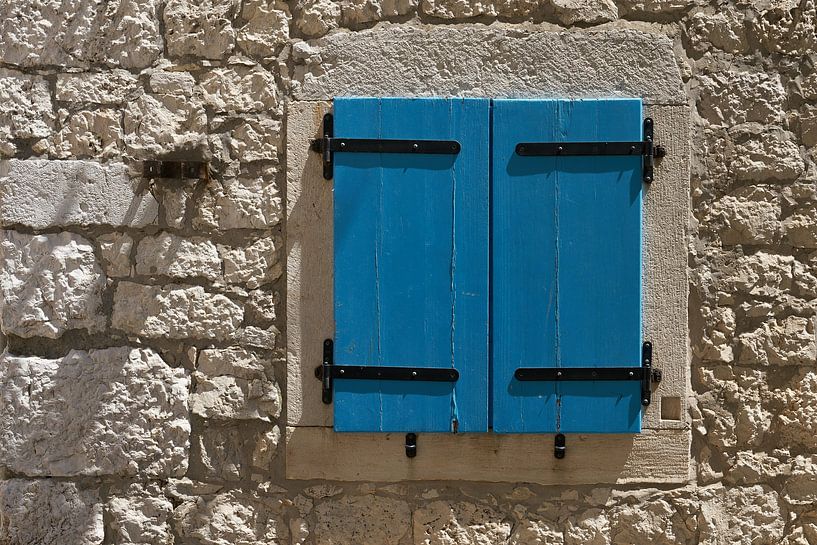 Vergrendelde rolluiken in het oude stadscentrum van Heiko Kueverling
