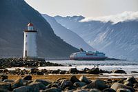 Hurtigruten passiert den Høgstein-Leuchtturm vor der Einfahrt in die Fjorde, Godøy, Norwegen