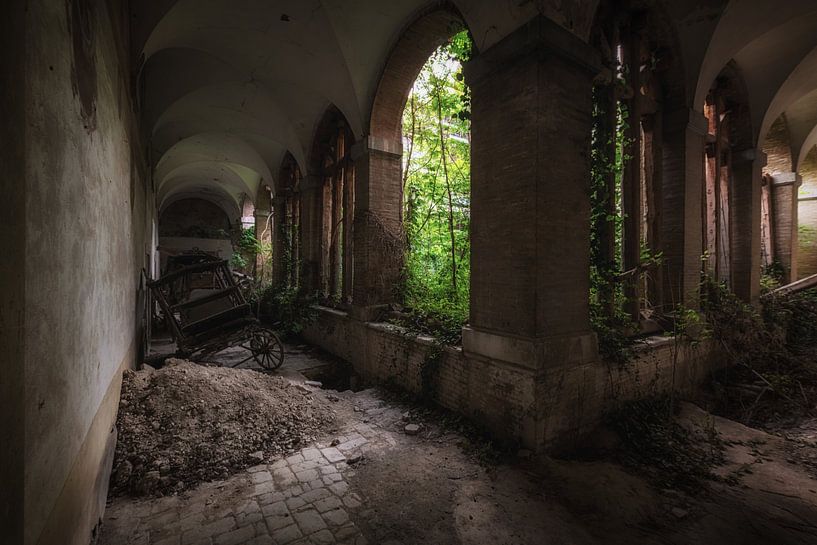 Ancienne voiture funéraire par Maikel Brands