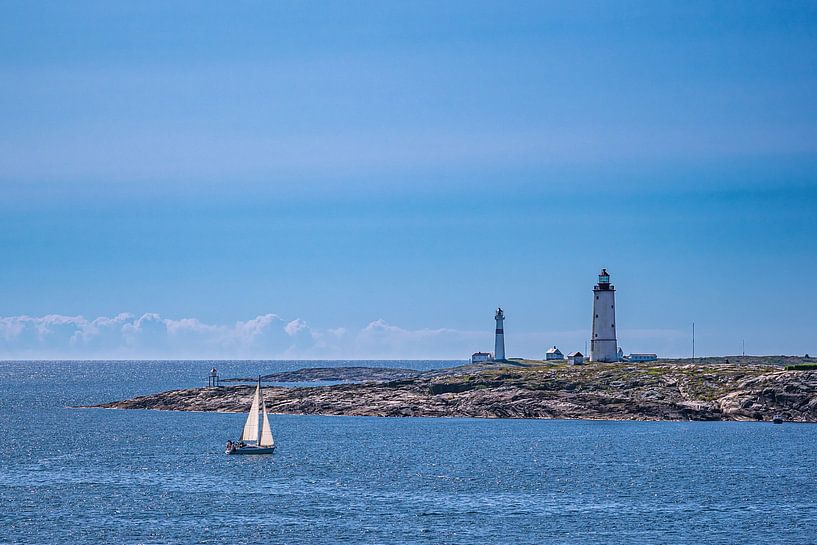 Blick von der Insel Merdø auf Leuchttürme vor der Stadt Arendal in Norwegen von Rico Ködder