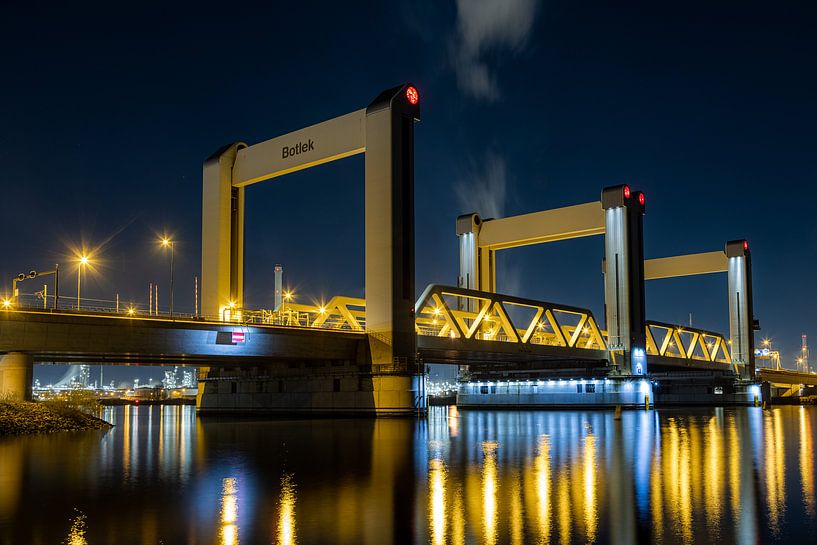 Nachtfoto der Burg Botlek über der Oude Maas bei Rotterdam, Spijkenisse von Marcel van den Bos