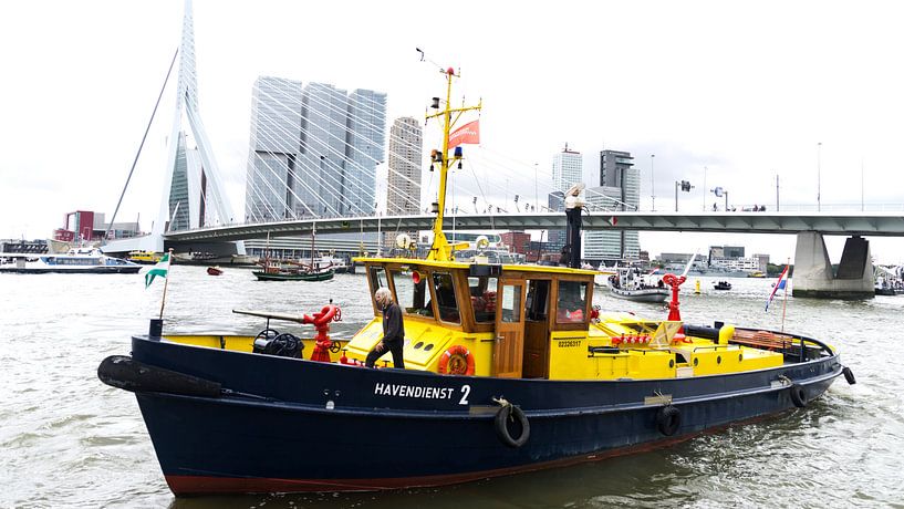 Le pont Erasmus à Rotterdam avec un bateau de l'autorité portuaire par Tom van Vark Photography