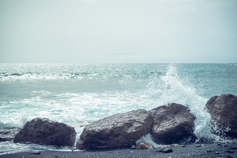 Rotsen met opspattend water op Tenerife van Natascha Teubl