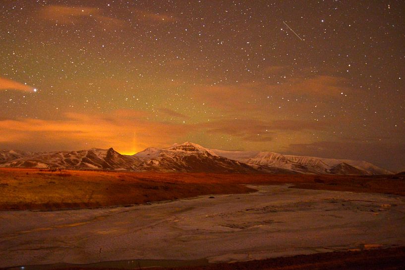 Northern lights over Icelandic landscape by Hannie Bom