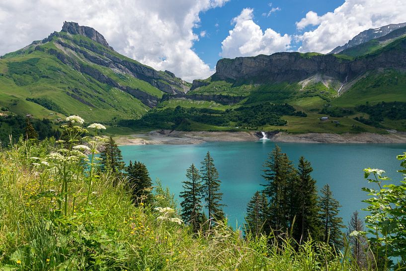 Blauer Bergsee mit grünen Bergen und Wasserfall von Linda Schouw