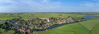Luftbildpanorama des traditionellen Dorfes Oosthem in Friesland, Niederlande