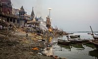 Hinduistische Einäscherung in Manikarnika Ghat am Ufer des heiligen Ganges in Varanasi Uttar Pradesh
