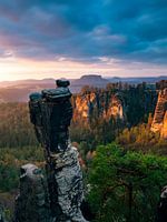 Lever de soleil avec vue sur le pont de Bastei en Suisse saxonne en stand de portrait