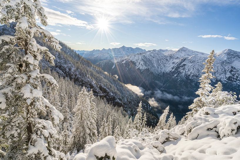 Plansee im Tal an schönem Wintertag mit Blauen Himmel und viel frischem Schnee von Daniel Pahmeier