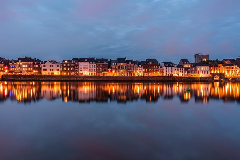 Maastricht bei Nacht, gespiegelt in der Maas (0111) von Reezyard