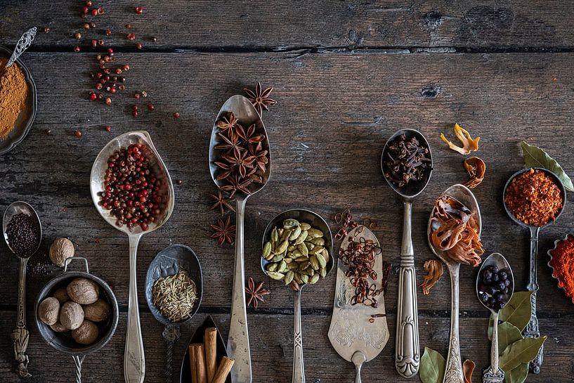 Gewürze auf einem alten Holztisch von Saskia Schepers