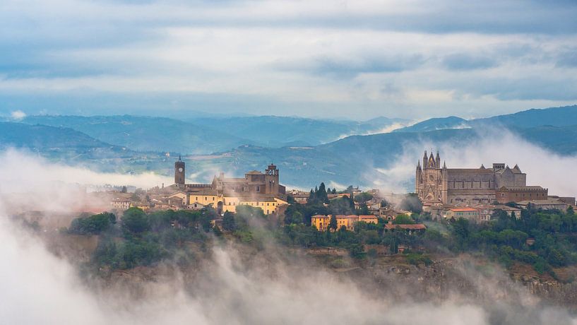 Clouds rising around Orvieto von Henk Goossens