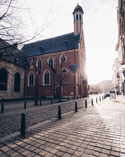 Die Maria-Magdalena-Kirche in Brüssel an einem frühen Morgen kurz nach Sonnenaufgang. von Michiel Dros