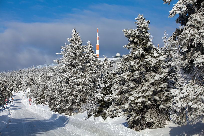 Brockenstraße mit Sendeturm und Brockenhaus (Harz) von t.ART
