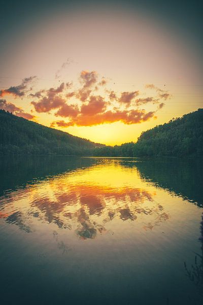 Lac en forêt, coucher de soleil avec reflet par Fotos by Jan Wehnert