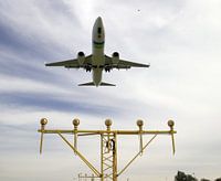 Das Transavia-Flugzeug landet am Flughafen Rotterdam Den Haag über einer hellen Leiste der Startbahn