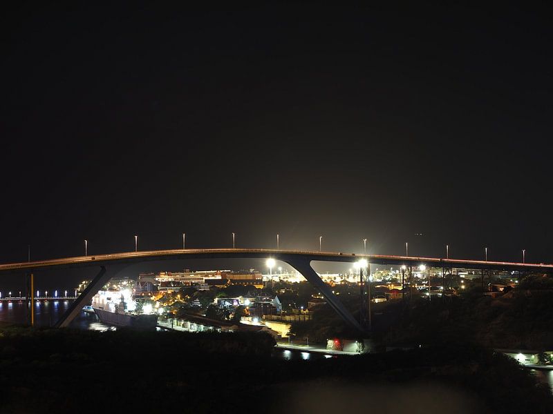 Königin-Juliana-Brücke (Curaçao) bei Nacht von Atelier Liesjes