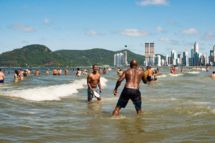 Strandleben in Balneário Camboriú, Brasilien von Frank Alberti