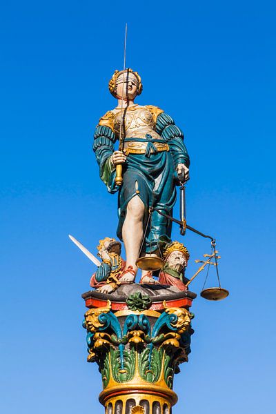 Gerechtigkeitsbrunnen in der Berner Altstadt von Werner Dieterich