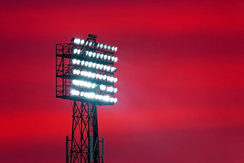 Poteau d'éclairage supérieur à De Kuip pendant la période de pointe du soir. par Anton de Zeeuw