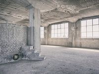 Verlaten plekken: Sphinx fabriek Maastricht Eiffelgebouw: kolom, basin en vensters.