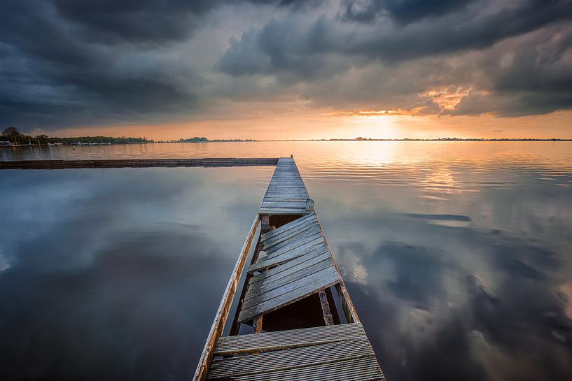 Nuages de tonnerre sur la Schildmeer, Groningen, Pays-Bas par Bas Meelker
