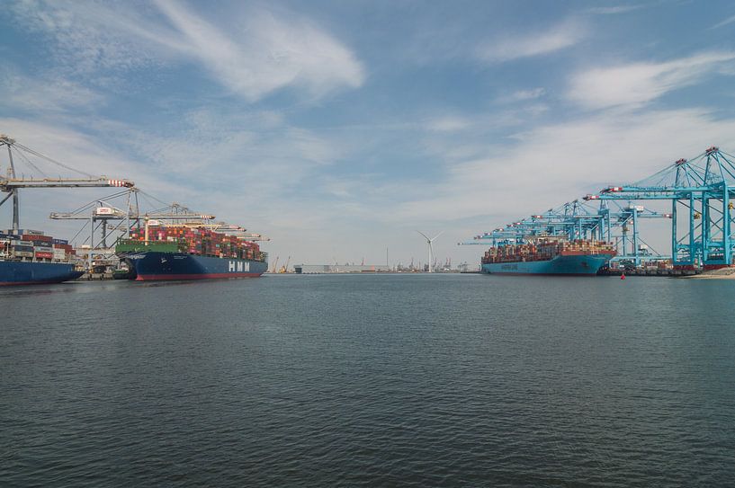 Deux grands porte-conteneurs dans le port de Rotterdam par Patrick Verhoef