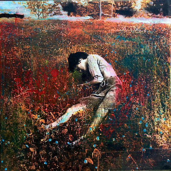 Woman in the field by Studio Blomm