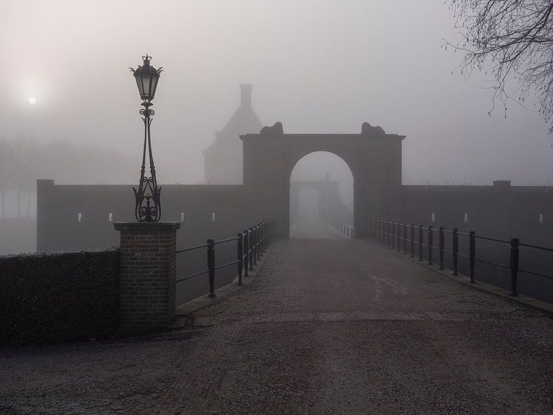 Zufahrt zum Schloss Amerongen im Nebel von Robin Jongerden