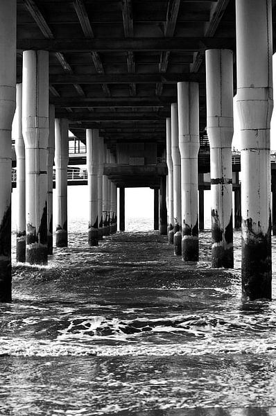 Foto unter der Seebrücke von Scheveningen. von Therese Brals