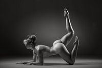 Femme nue dans une pose de yoga - équilibre entre force et sensualité