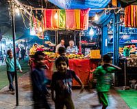 Kinder spielen am Eingang eines Tempels.