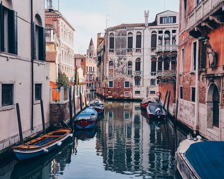 Boote und Gebäude von Een Wasbeer